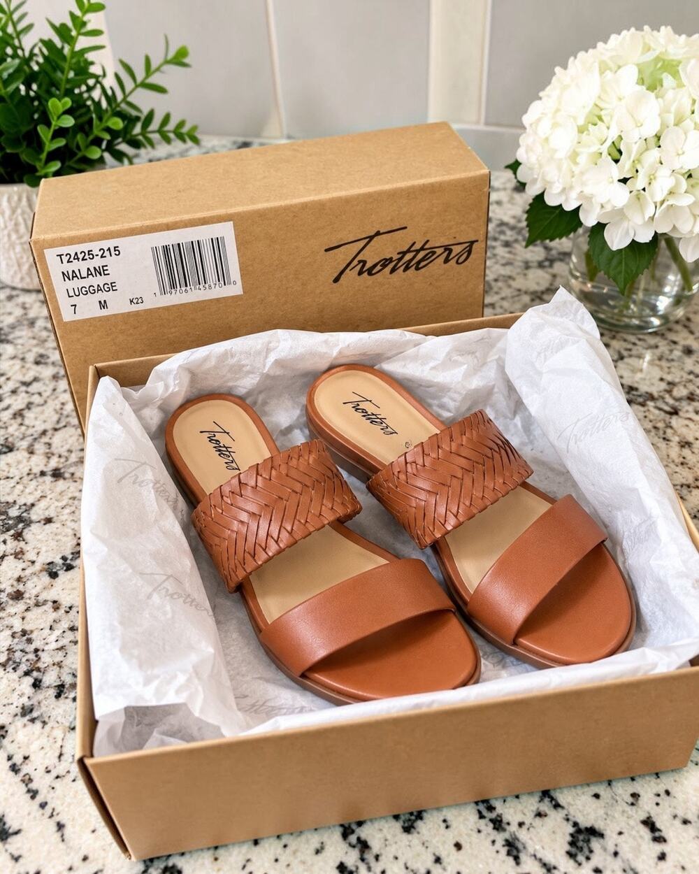 NIB Trotters Nalane Leather Slide Sandals Luggage Brown Woven Comfort Size 7M